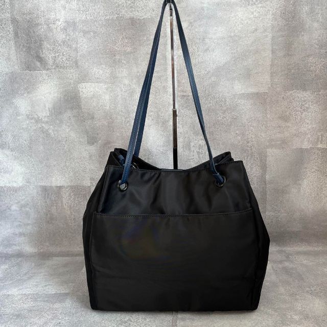 agnes b.(アニエスベー)のアニエスベー トートバッグ A4可 肩掛け チャーム ナイロン ブラック レディースのバッグ(トートバッグ)の商品写真