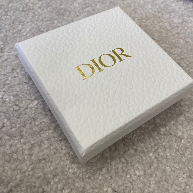 Christian Dior(クリスチャンディオール)のDIOR ピアスの空箱 ショッパー　星チャーム付　ギフト用 インテリア/住まい/日用品のオフィス用品(ラッピング/包装)の商品写真