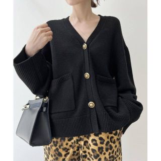 アパルトモンドゥーズィエムクラス(L'Appartement DEUXIEME CLASSE)のアパルトモン：GOLD BUTTON V/N CARDIGAN(カーディガン)