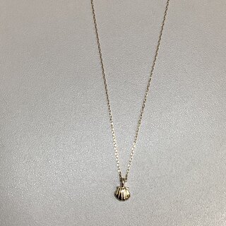 K10（10金）シェルモチーフ　ペンダント付きネックレス(ネックレス)