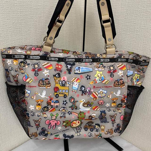 LeSportsac(レスポートサック)のレスポートサック トートバッグ　トキドキ　tokidoki グレー　マスコット付 レディースのバッグ(トートバッグ)の商品写真