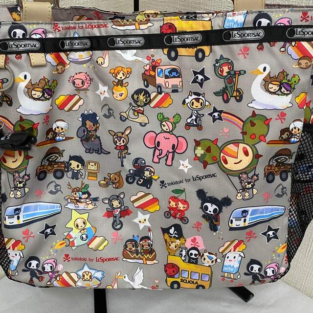 LeSportsac(レスポートサック)のレスポートサック トートバッグ　トキドキ　tokidoki グレー　マスコット付 レディースのバッグ(トートバッグ)の商品写真