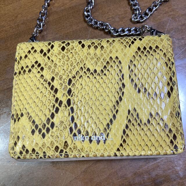 niko and...(ニコアンド)のニコアンド　財布　ヘビ柄　黄色 レディースのファッション小物(財布)の商品写真