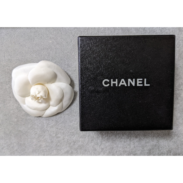 CHANEL(シャネル)のCHANEL シャネル コサージュ カメリア ホワイト 美品 レディースのアクセサリー(ブローチ/コサージュ)の商品写真