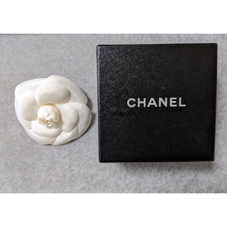 シャネル(CHANEL)のCHANEL シャネル コサージュ カメリア ホワイト 美品(ブローチ/コサージュ)