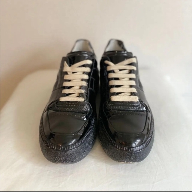 Maison Margiela メゾンマルジェラ エナメル レプリカスニーカー から