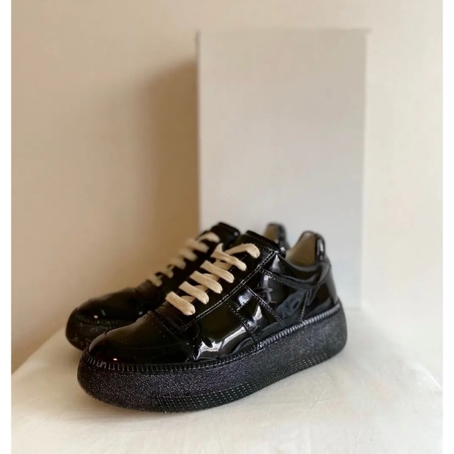 Maison Margiela メゾンマルジェラ エナメル レプリカスニーカー から