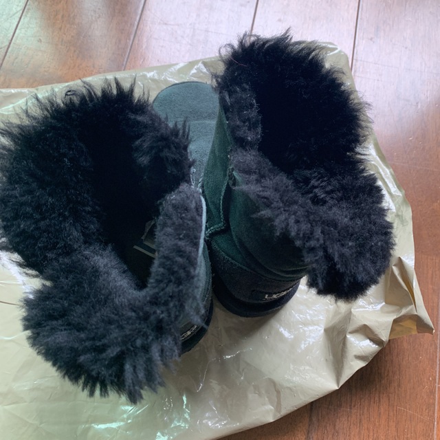 UGG(アグ)の専用です。ムートンブーツ ショートブーツ子供用17cm【UGG】アグ黒 キッズ/ベビー/マタニティのキッズ靴/シューズ(15cm~)(ブーツ)の商品写真