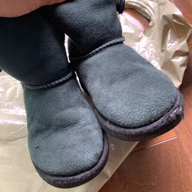 UGG(アグ)の専用です。ムートンブーツ ショートブーツ子供用17cm【UGG】アグ黒 キッズ/ベビー/マタニティのキッズ靴/シューズ(15cm~)(ブーツ)の商品写真