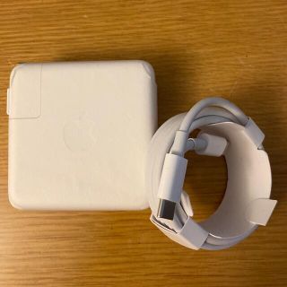 アップル(Apple)の【純正品・未使用】MacBook 61w 電源アダプタとUSB-C 充電ケーブル(PC周辺機器)