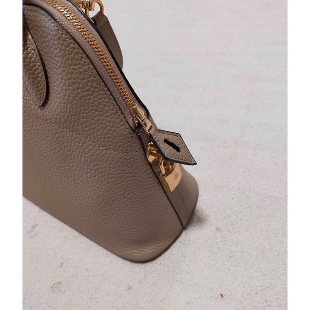 ブガッティ バッグ ファッショングレージュ✖️ゴールド金具 レディースのバッグ(ハンドバッグ)の商品写真