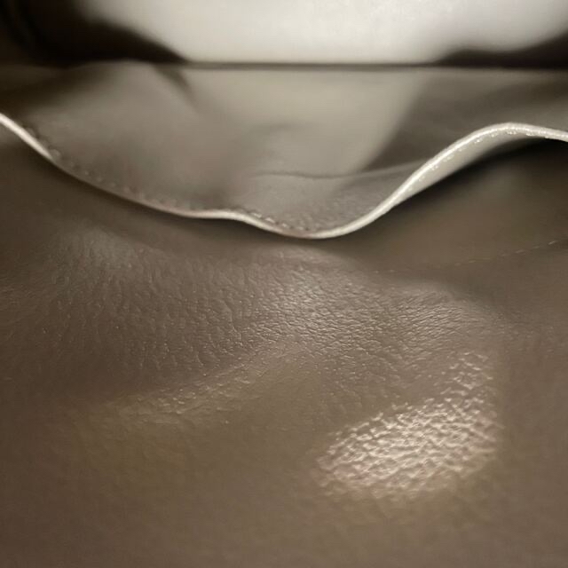 ブガッティ バッグ ファッショングレージュ✖️ゴールド金具 レディースのバッグ(ハンドバッグ)の商品写真