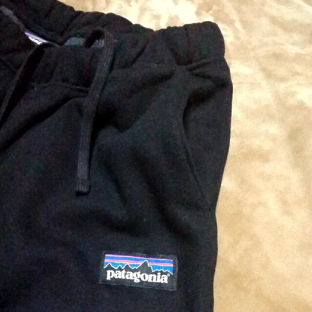 patagonia(パタゴニア)の新品 パタゴニア Mサイズ 黒 ラベル アップライザル スウェットパンツ メンズのパンツ(その他)の商品写真