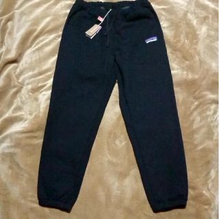 パタゴニア(patagonia)の新品 パタゴニア Mサイズ 黒 ラベル アップライザル スウェットパンツ(その他)