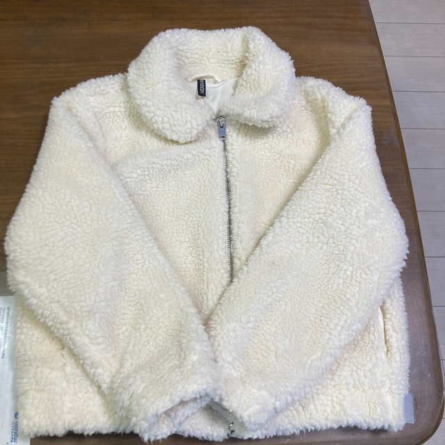 H&M(エイチアンドエム)のジャケットブルゾン　白　モコモコ レディースのジャケット/アウター(ブルゾン)の商品写真