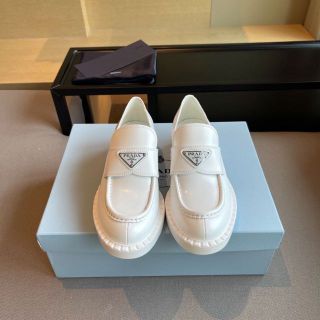プラダ ホワイト ローファー/革靴(レディース)の通販 40点 | PRADAの