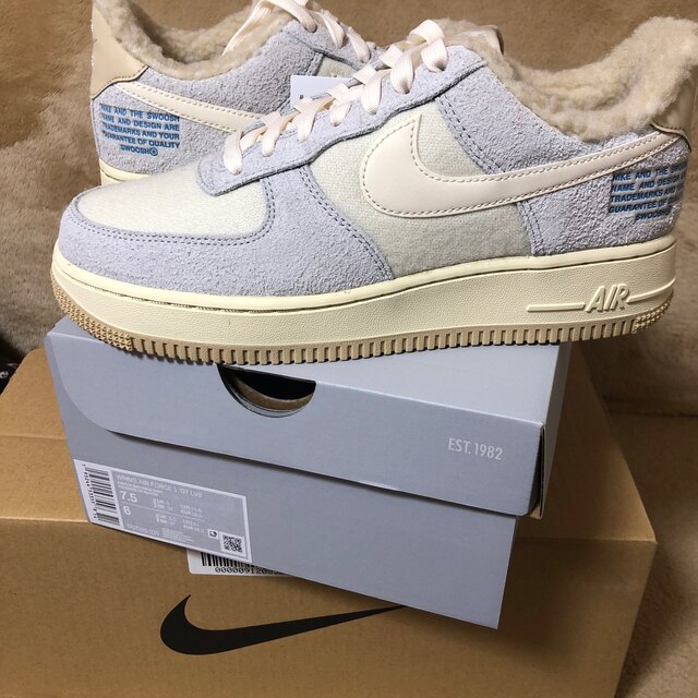 NIKE(ナイキ)のNIKE WMNS AIR FORCE 1 '07 LV8 レディースの靴/シューズ(スニーカー)の商品写真