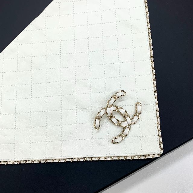 CHANEL(シャネル)の5336 シャネル ココマーク ラムスキン チェーン バンダナ ブローチ レディースのアクセサリー(ブローチ/コサージュ)の商品写真