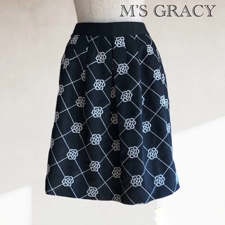 エムズグレイシー(M'S GRACY)のエムズグレイシー  カメリア柄刺繍スカート(ひざ丈スカート)