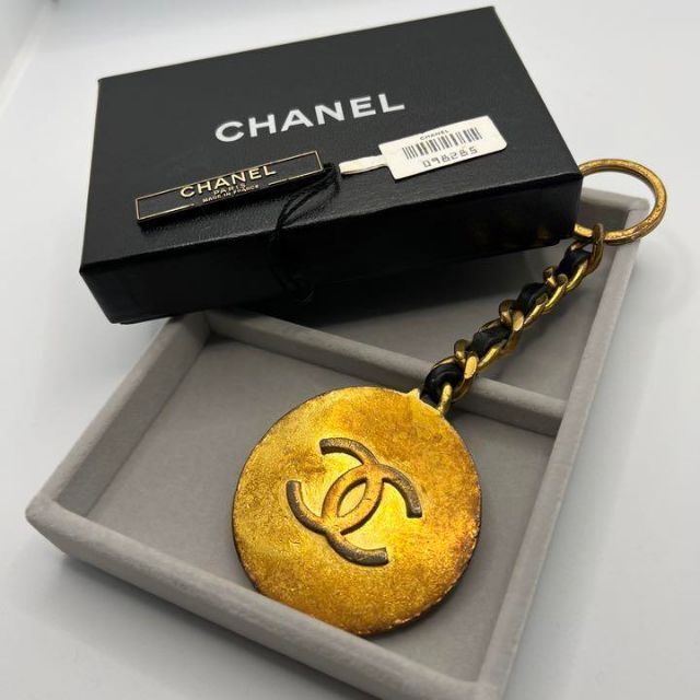 小物【ヴィンテージ】箱付き!CHANEL チャームレディース