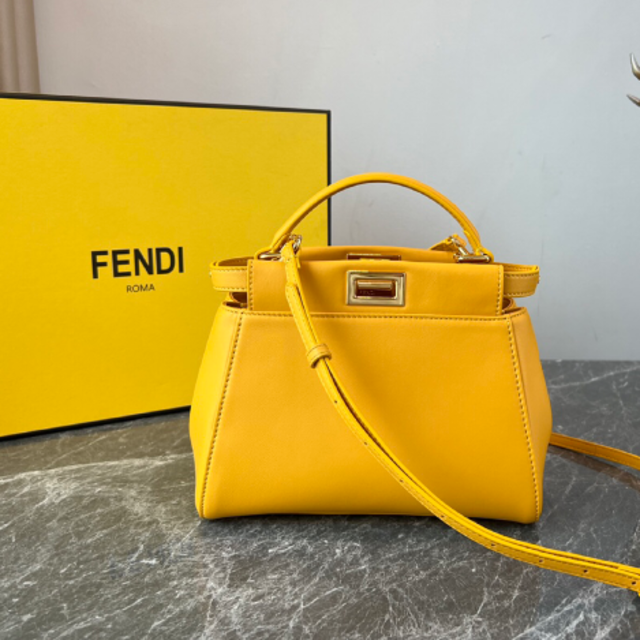 FENDI - 入手困難 FENDI　フェンディ 　ミニピーカブー　イエロー