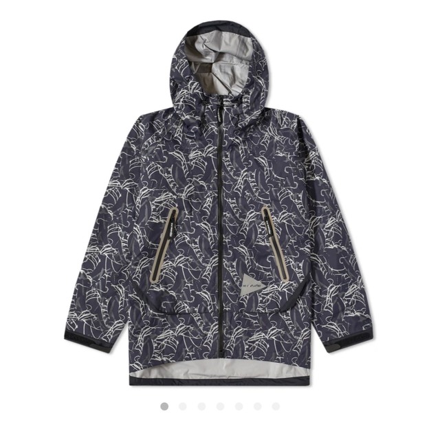 and wander(アンドワンダー)のandwander reflective printed rain jacket メンズのジャケット/アウター(ナイロンジャケット)の商品写真