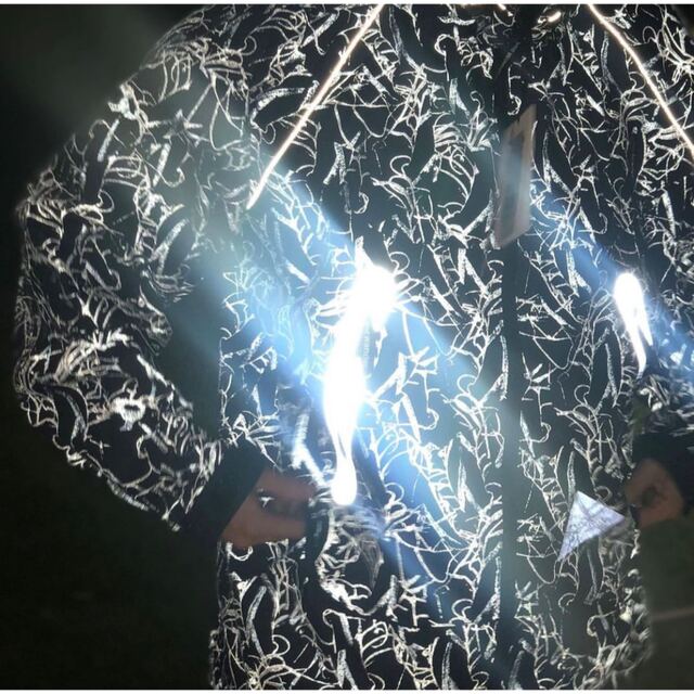 and wander(アンドワンダー)のandwander reflective printed rain jacket メンズのジャケット/アウター(ナイロンジャケット)の商品写真