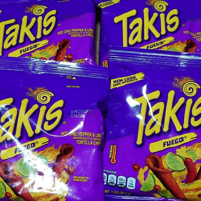 takis 4p 食品/飲料/酒の食品(菓子/デザート)の商品写真