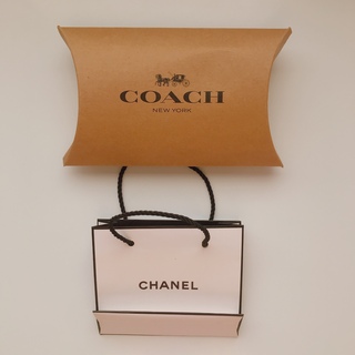 COACHの箱とCHANELのショッパー(ショップ袋)