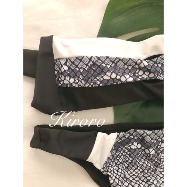 ブラック×パイソンビキニ♡水着　ブラ　パンツ　セット レディースの水着/浴衣(水着)の商品写真