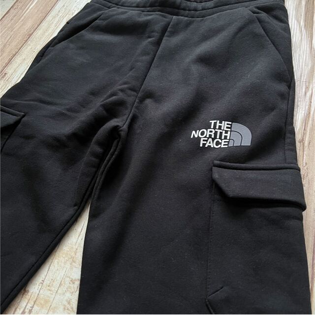 THE NORTH FACE(ザノースフェイス)の【海外限定】TNF カーゴパンツ メンズ ブラック　US/M 日本サイズL メンズのパンツ(ワークパンツ/カーゴパンツ)の商品写真