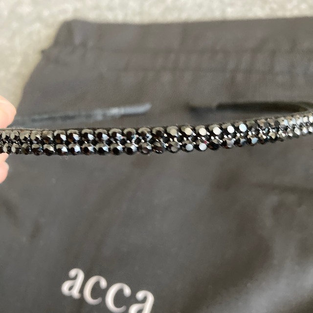 acca(アッカ)のacca 黒　カチューシャ　布袋付き レディースのヘアアクセサリー(カチューシャ)の商品写真