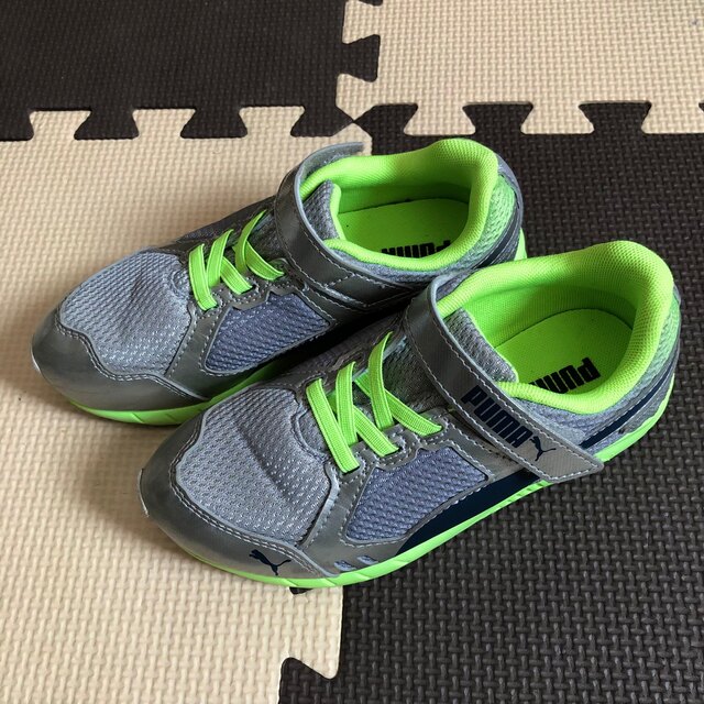 PUMA(プーマ)の【PUMA】最終値下げ 18cm シルバー キッズ/ベビー/マタニティのキッズ靴/シューズ(15cm~)(スニーカー)の商品写真