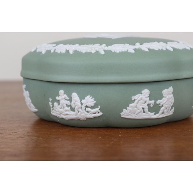 WEDGWOOD(ウェッジウッド)のウェッジウッド　ジャスパー　小物入れ　花型　ボックス　セージグリーン　天使 インテリア/住まい/日用品のインテリア小物(小物入れ)の商品写真