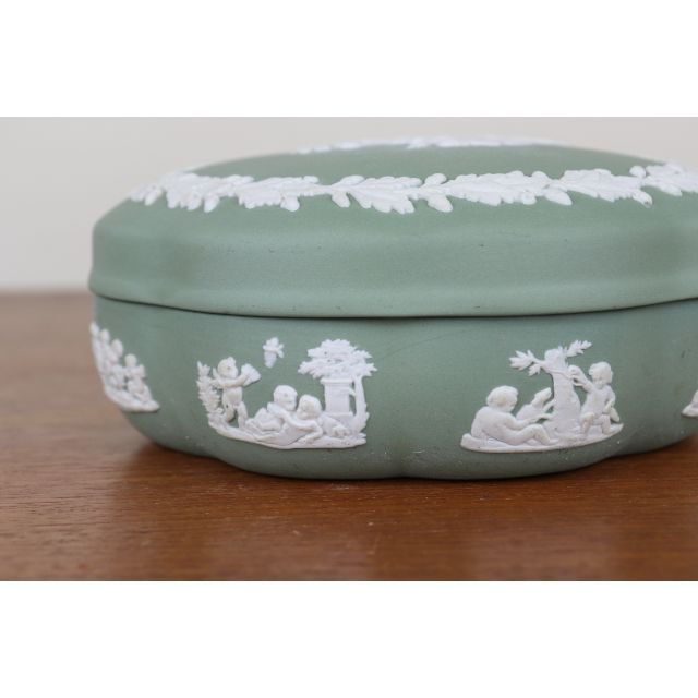 WEDGWOOD(ウェッジウッド)のウェッジウッド　ジャスパー　小物入れ　花型　ボックス　セージグリーン　天使 インテリア/住まい/日用品のインテリア小物(小物入れ)の商品写真