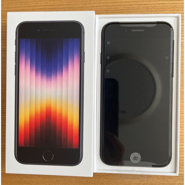 Apple(アップル)のiPhone SE 第三世代　64GB 黒　ブラック スマホ/家電/カメラのスマートフォン/携帯電話(スマートフォン本体)の商品写真