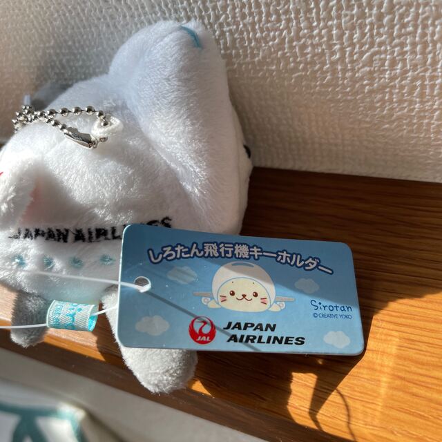 JAL(日本航空)(ジャル(ニホンコウクウ))のしろたん飛行機キーホルダー エンタメ/ホビーのおもちゃ/ぬいぐるみ(ぬいぐるみ)の商品写真