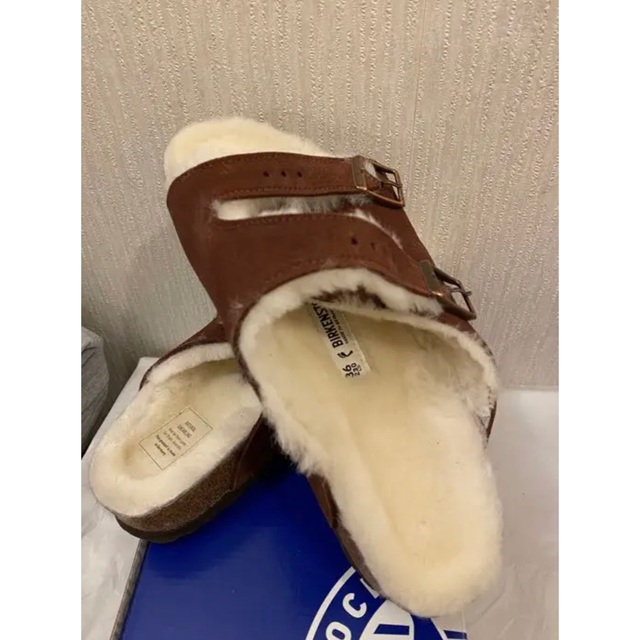 BIRKENSTOCK(ビルケンシュトック)のビルケンシュトック  チューリッヒ　ZURICH  ファーサンダル　バーガンディ レディースの靴/シューズ(サンダル)の商品写真