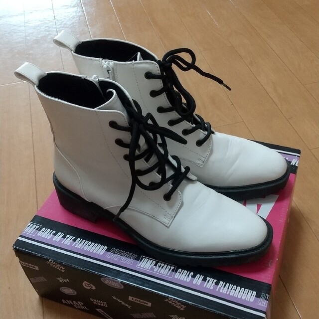 GU(ジーユー)のGU ショートブーツ 白 レディースの靴/シューズ(ブーツ)の商品写真