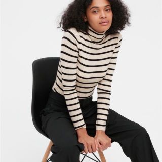 ユニクロ(UNIQLO)のユニクロエクストラファインメリノリブタートルネックセーター ボーダー M(ニット/セーター)