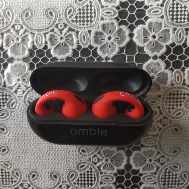 ambie sound earcuffs AM-TW01 コーラルレッド スマホ/家電/カメラのオーディオ機器(ヘッドフォン/イヤフォン)の商品写真