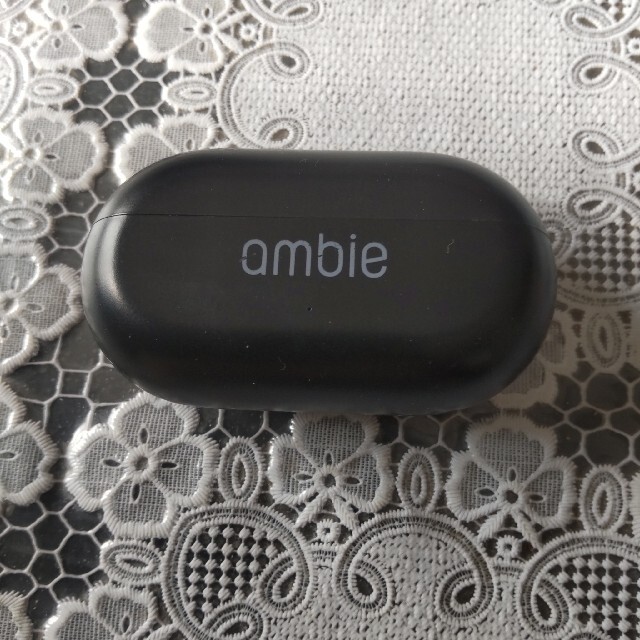 ambie sound earcuffs AM-TW01 コーラルレッド スマホ/家電/カメラのオーディオ機器(ヘッドフォン/イヤフォン)の商品写真