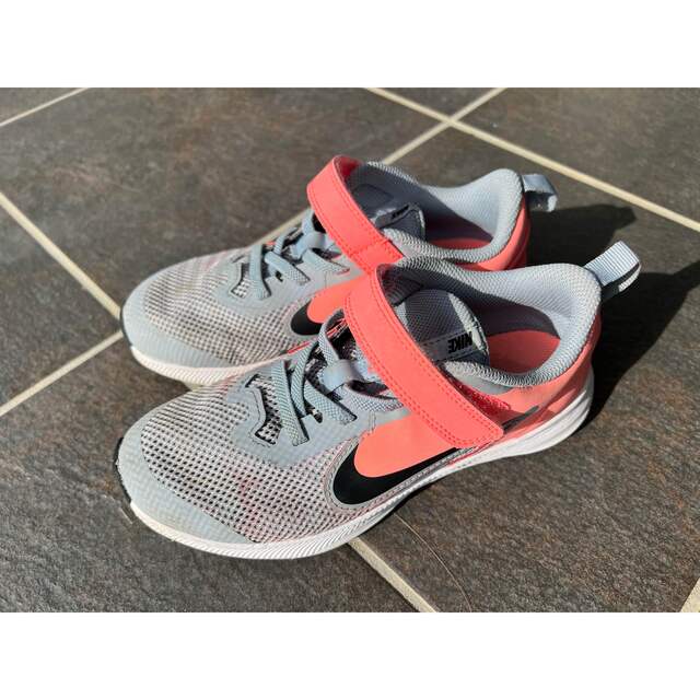 NIKE ナイキ スニーカー ランニングシューズ ピンクグレー 20の通販 by もんち キッズスニーカー ナイキ NIKE グレー ピンク 15cm