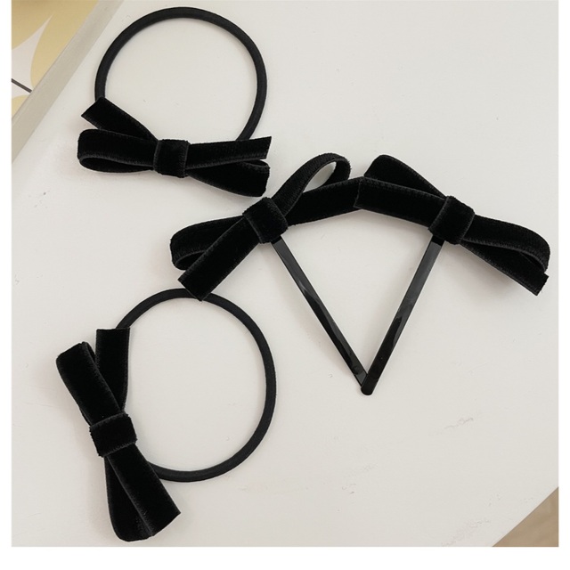 新品　2点セット♥︎ ベルベット　リボン　ピン　ヘアゴム　ベロア　ribbon レディースのヘアアクセサリー(ヘアピン)の商品写真