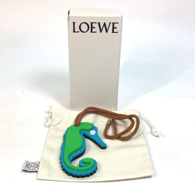 LOEWE(ロエベ)のロエベ LOEWE タツノオトシゴ タツモチーフ バッグチャーム キーホルダー チャーム レザー グリーン 新品同様 レディースのアクセサリー(チャーム)の商品写真