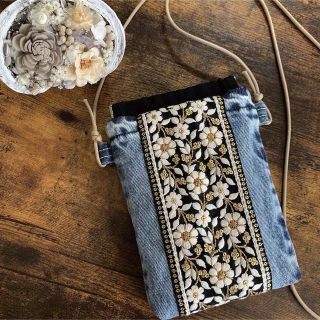 handmade デニムリメイク インド刺繍リボン スマホポーチの通販 by M