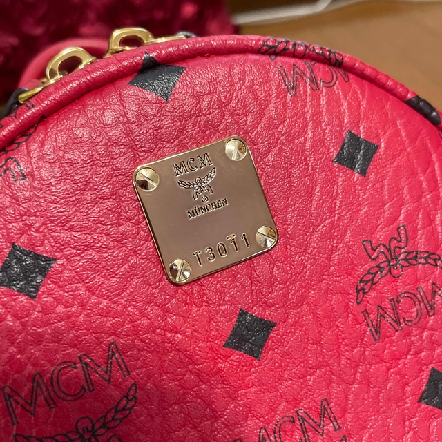 MCM(エムシーエム)のMCMリュック　レッドsmallサイズ レディースのバッグ(リュック/バックパック)の商品写真