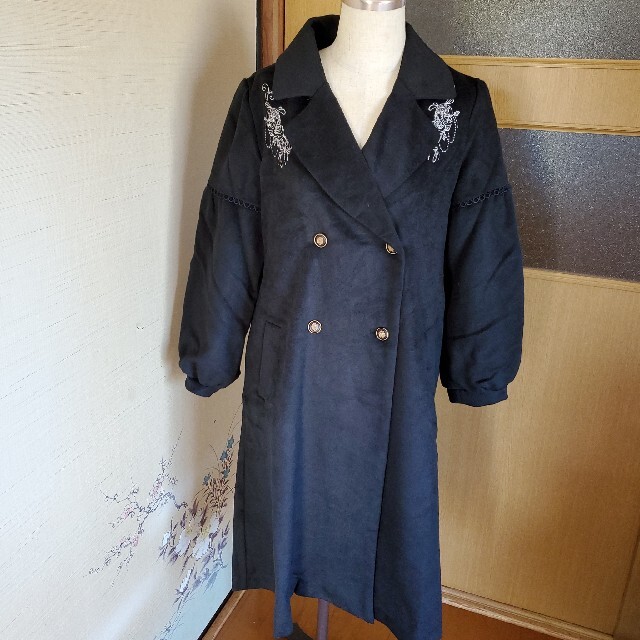 axes femme(アクシーズファム)のaxes　黒　刺繍コート レディースのジャケット/アウター(トレンチコート)の商品写真