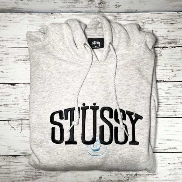 STUSSY(ステューシー)の【新品】stussy スウェットパーカー　サイズM グレー メンズのトップス(パーカー)の商品写真