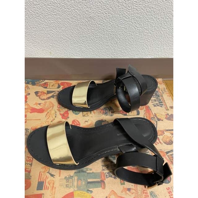 ZARA(ザラ)のZARA サンダル　ブラック　ゴールド　ローヒール レディースの靴/シューズ(サンダル)の商品写真